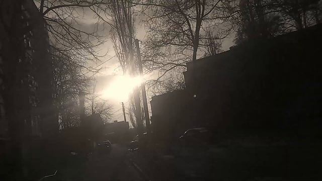 Розовые волосы развивает ветер , обзор на груППу ФРЕНДЗОНА смотреть онлайн