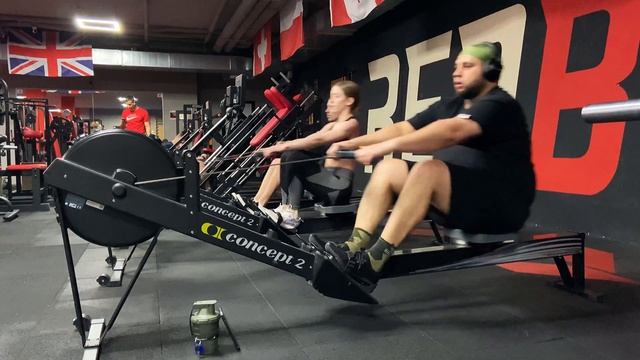 Выполняем задание CrossFit | Гребля + Махи гирей + Толчок гантелей | Тренировка вместе с Медведем ?