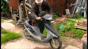 Видео для новичка. Заводим скутер Honda Dio .3 года возле забора