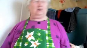 Дед целует бабушку