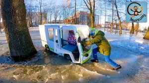Дети и Машина. Диана и Даня катаются на Микроавтобусе по льду и лужам.