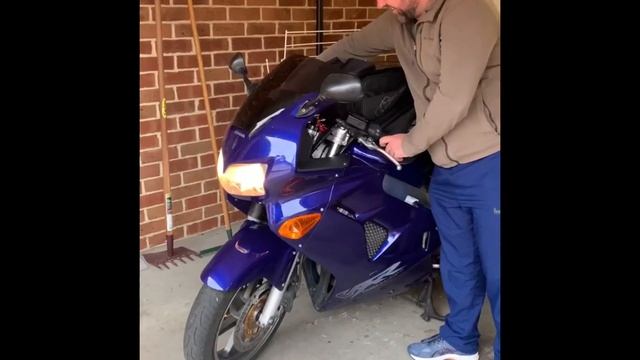 2000 Honda VFR800 (cam gear driven) walk around смотреть онлайн