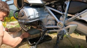 Замена масла и масляного фильтра в двигателе мотоцикла BMW R1200RT 2015 года
