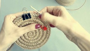 Вязаная корзина из джута и каната.  Обвязываем канат крючком.