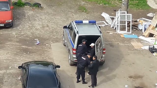 Задержание за распитие спиртных напитков в неположенном месте. Йошкар-Ола двор ул. Свердлова.