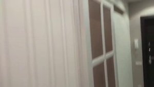 Дверь распашная и дверь раздвижная.