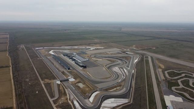 Автодром Sokol. Вид с дрона автодрома Сокол. / Хочешь летать с орлами? Отрасти себе крылья, сынок! смотреть онлайн