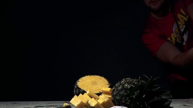 Как разбить кокос рукой?