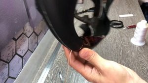 Самый лёгкий и простой способ, утопить стачной шов в канавку. Самозатягивающийся узел для стачного