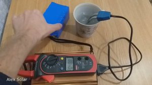 Инвертор 12-220 работает от маленького литиевого аккумулятора для запуска авто бустера.