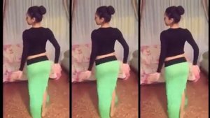 Кавказская девушка танцует танец живота