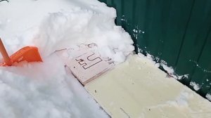 Зимовка винограда под снегом.