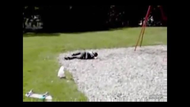 Не стой под качелями,чревато))) смотреть онлайн