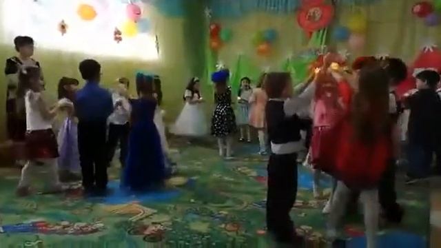 Танец "мамино сердце" в детском саду