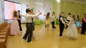 Красивый и трогательный вход на утреннике 8 Марта в детском саду