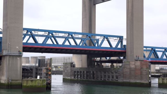 VEHICLE CARRIER PASS UNDER A LIFT BRIDGE - ULCS EVER ARM ARRIVES ROTTERDAM PORT - 4K SHIPSPOTTING смотреть онлайн