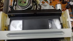 Загрузка кассеты в видеомагнитофон.