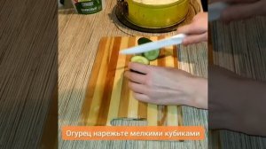 Слоёный салат с курицей и свежим огурцом. Всего 4 ингредиента и майонез