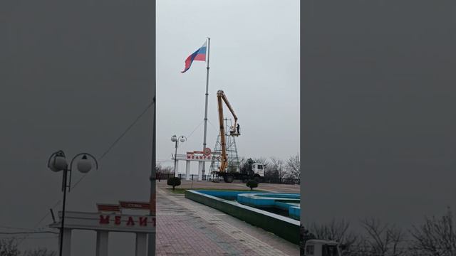 В Мелитополе идет подготовка к новогодним праздникам. Сегодня продолжается монтаж елки на площади