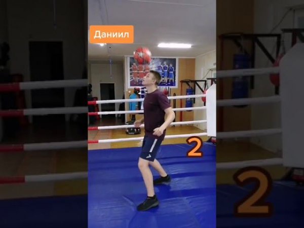 Кто больше набьёт мяч на голове? В конце сюрприз! Подпишись если нравятся видео и поставь лайк)