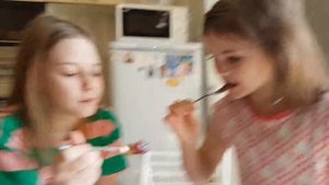 Растапливаем конфеты в микроволновке и ставим баллы!!