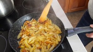 жульен с курицей и грибами в картошке.