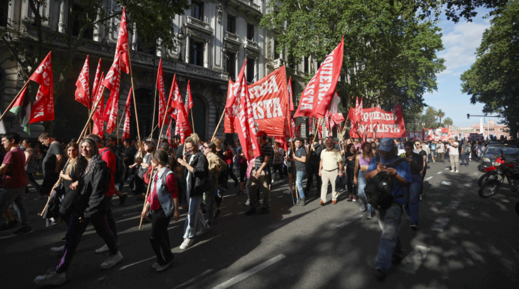 Тысячи аргентинцев вышли на митинг в Буэнос-Айресе против президента Милея