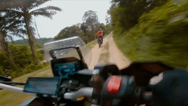 Suzuki V-Strom 800DE chasing Enduro bikes Off Road | Fast Trail [4K]