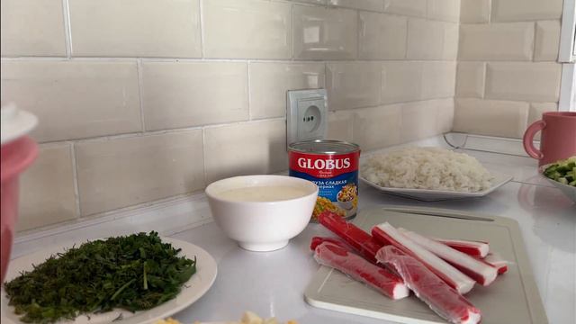 Краб таяқшалары қосылған салат. смотреть онлайн