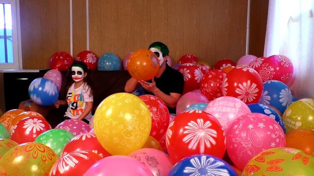 Ангелина и папа веселятся и лопают много воздушных шариков смотреть онлайн