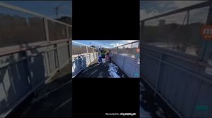 Слушаем. Плотить за. Дружбу.  Не нужно. Нелето