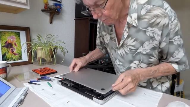 Installing 500GB SSD In 2012 MacBook Pro смотреть онлайн