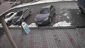 Прикол.Женщина перепутала свой автомобиль)