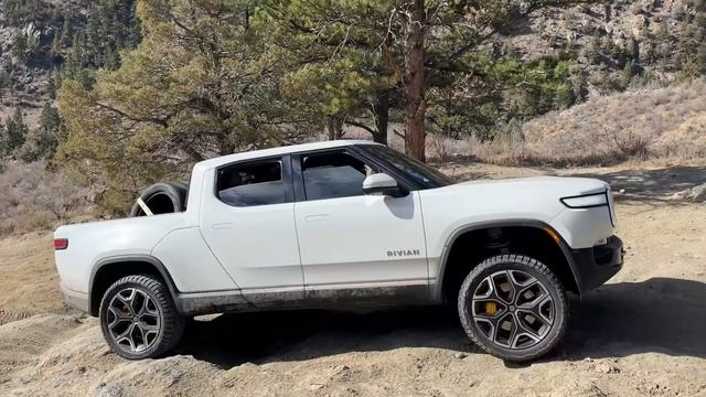 Rivian R1T vs R1S - Out of Spec Hill Climb Challenge смотреть онлайн