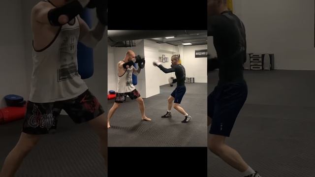 КООРДИНАЦИОННАЯ РАБОТА НА ЛАПАХ✊? #бокс #координация #техникаудара смотреть онлайн