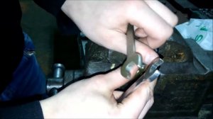 Амортизатор задней двери тойота витц scp 10