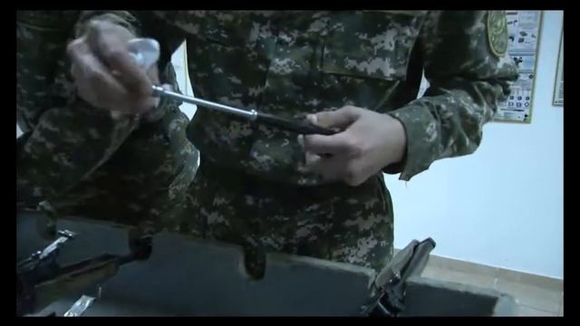 Чистка и смазка автомата Калашникова после стрельбы смотреть онлайн
