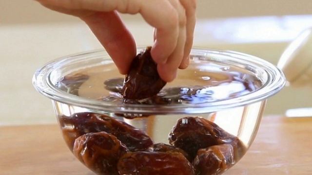 Даже 1 финик съеданный натощак может вызвать НЕОБРАТИМЫЙ ПРОЦЕСС В ОРГАНИЗМЕ. А ЧТО ТВОРЯТ ФИНИКИ? смотреть онлайн