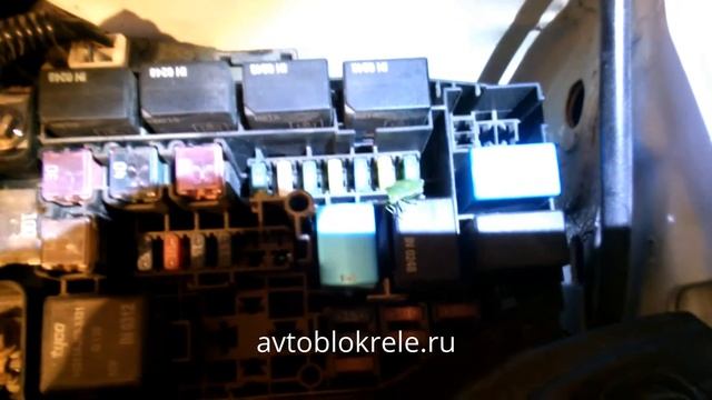 Блок предохранителей и реле под капотом Mazda Demio смотреть онлайн