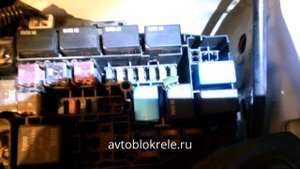 Блок предохранителей и реле под капотом Mazda Demio