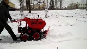 МОТОМУЛ чистит дорогу от снега (мини думпер, мини самосвал МОТОМУЛ)