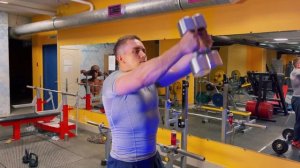 Подъемы гантелей перед собой на переднюю дельту