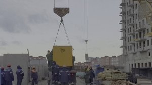 Старый советский башенный кран КБ-503 который смог.Монтаж генератора почти на пределе.