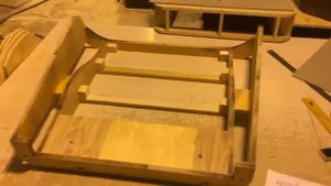 Каркас/корпус кресла с изогнутой ,эскизной,радиусной спинкой,разборной с локтями из фанеры,корсажко