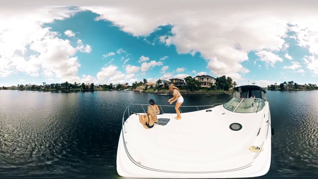 Девушки в купальниках 360