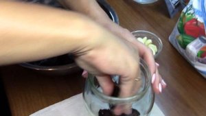 СОЛИМ И МАРИНУЕМ ЧЁРНЫЕ ГРУЗДИ. Соление и маринование груздей. Грузди солёные. Маринованные грузди.