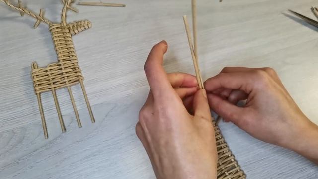 Новогодний олень из газетных трубочек. Идея для оформления подарков на НОВЫЙ ГОД.