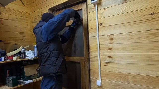 ПРОСТОЙ СПОСОБ УТЕПЛЕНИЯ ДВЕРИ! ТЕПЕРЬ В МАСТЕРСКОЙ ЖАРА!