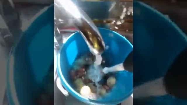 Быстрая чистка молодого картофеля. смотреть онлайн