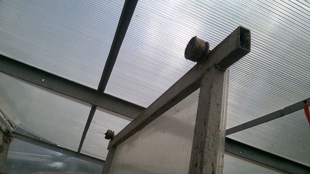 Теплица из поликарбоната с подпорными стенками из дикого камня. смотреть онлайн